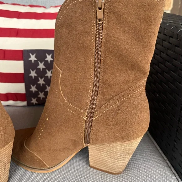 Brown Suede Western Ankle Boots Size 9 – Pointed Toe Cowboy Style - Picture 5 of 7